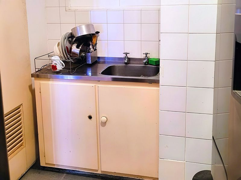 NOW SELLING AT A REDUCED PRICE  | A Bachelor Apartment with Huge Potential in Durban's Iconic John Ross House | Perfect Starter Home or Investment Project. - Photo 4