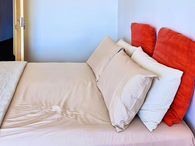NOW SELLING AT A REDUCED PRICE  | A Bachelor Apartment with Huge Potential in Durban's Iconic John Ross House | Perfect Starter Home or Investment Project. - Photo 2