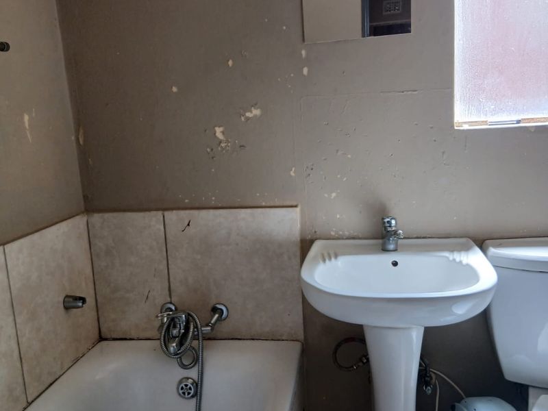 2 Bedroom Apartment in Jabulani Manor - Photo 5