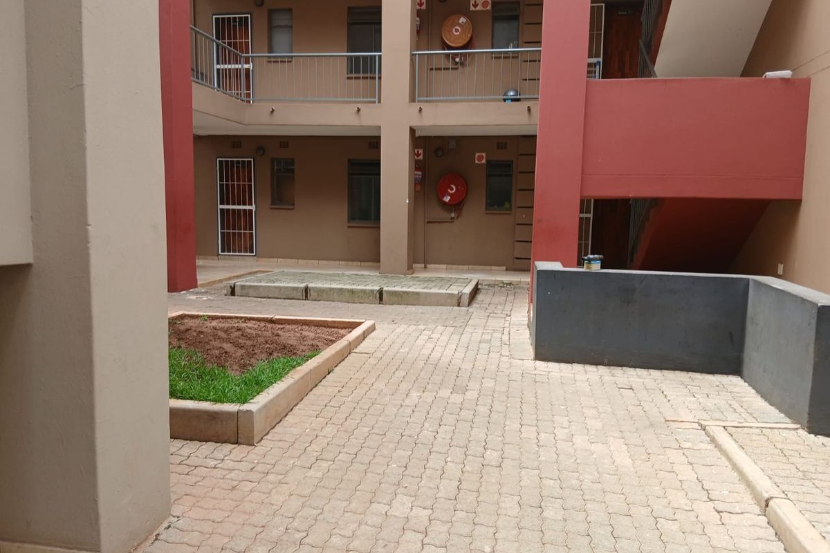 2 Bedroom Apartment in Jabulani Manor - Photo 3