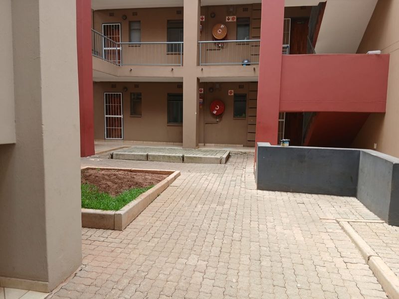 2 Bedroom Apartment in Jabulani Manor - Photo 3