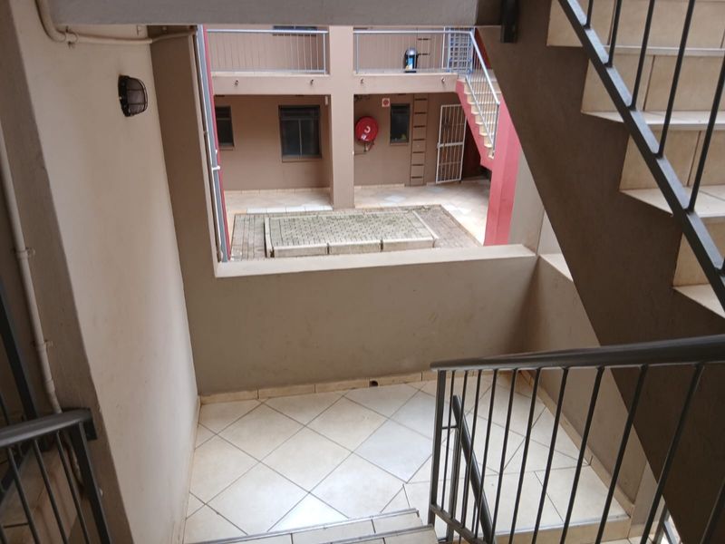 2 Bedroom Apartment in Jabulani Manor - Photo 6