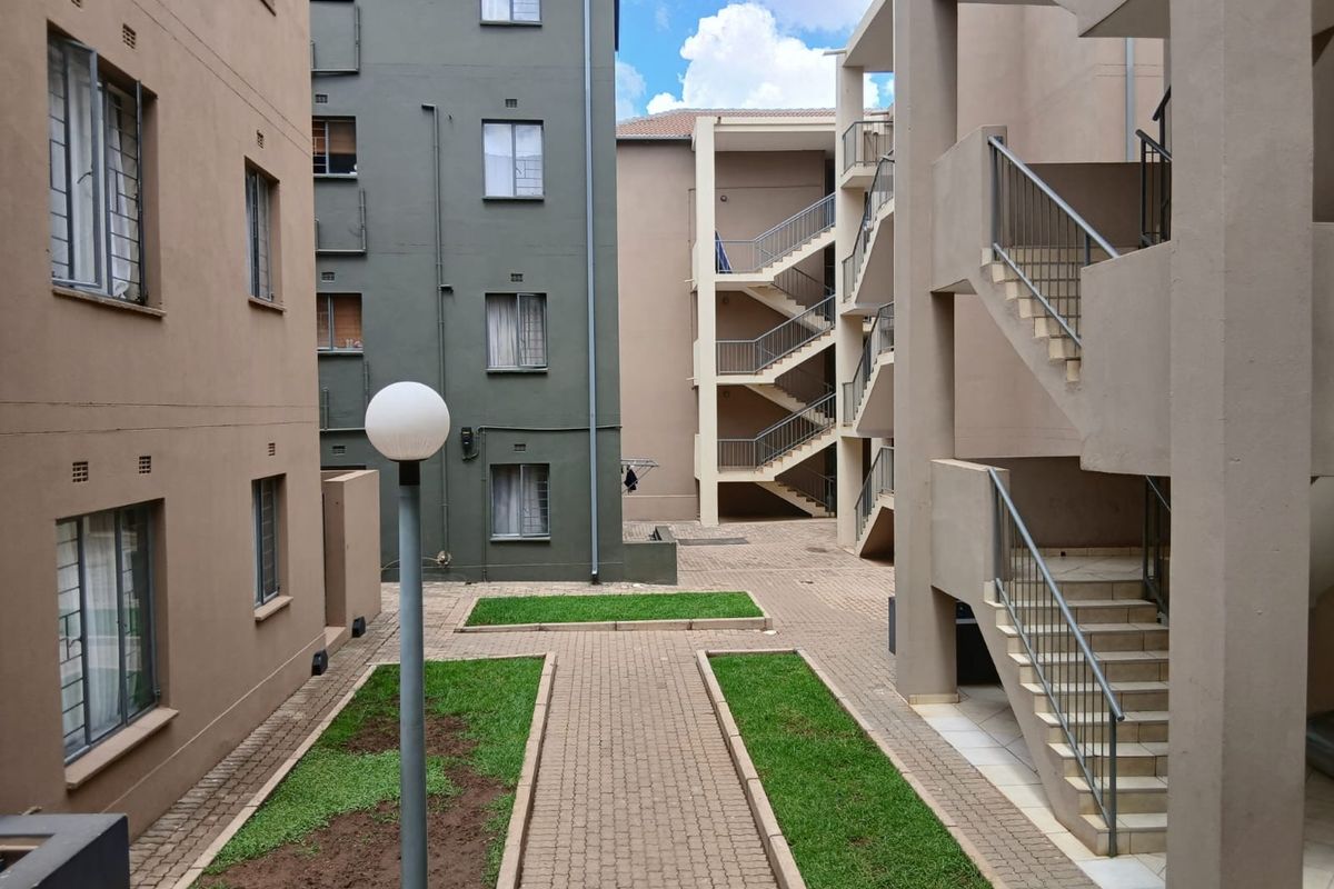 2 Bedroom Apartment in Jabulani Manor - Photo 2