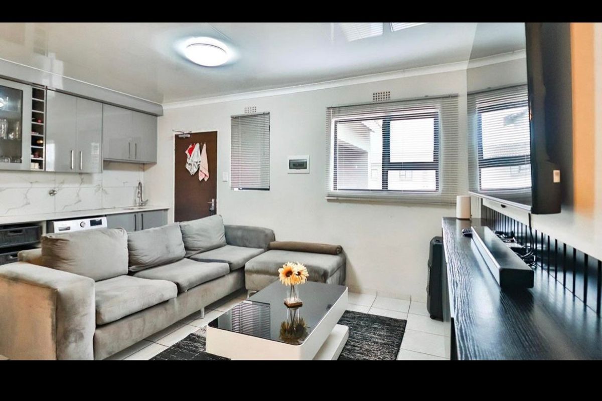 Spacious 3 Bedrooms and 2 bathrooms First Floor Apartment For Sale - Photo 3