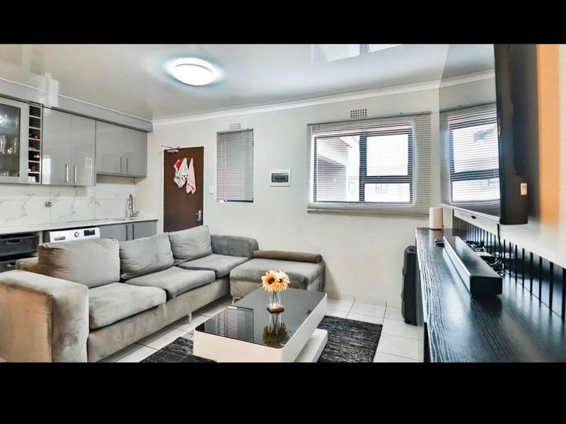 Spacious 3 Bedrooms and 2 bathrooms First Floor Apartment For Sale - Photo 3