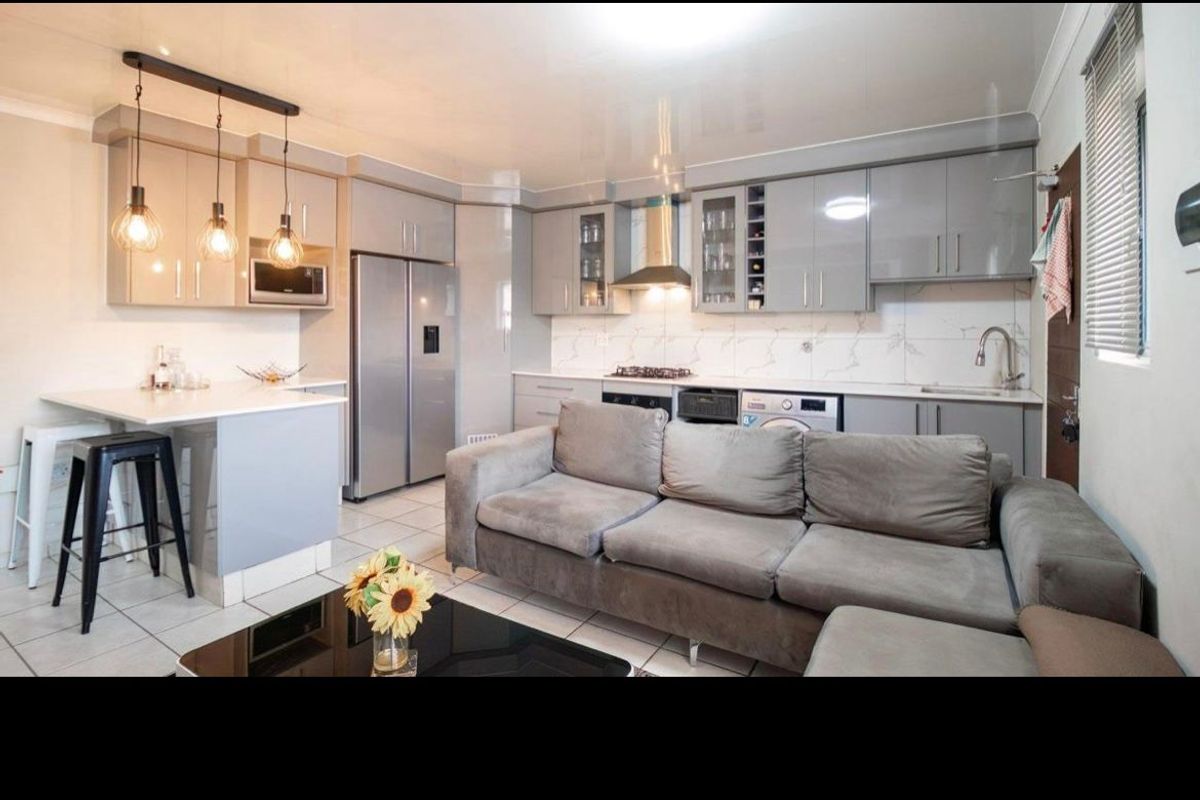 Spacious 3 Bedrooms and 2 bathrooms First Floor Apartment For Sale - Photo 4