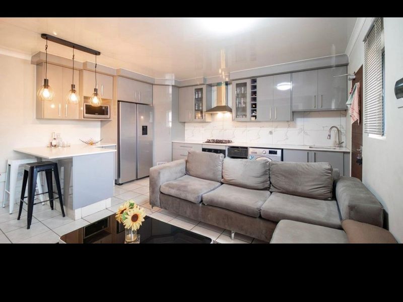 Spacious 3 Bedrooms and 2 bathrooms First Floor Apartment For Sale - Photo 4