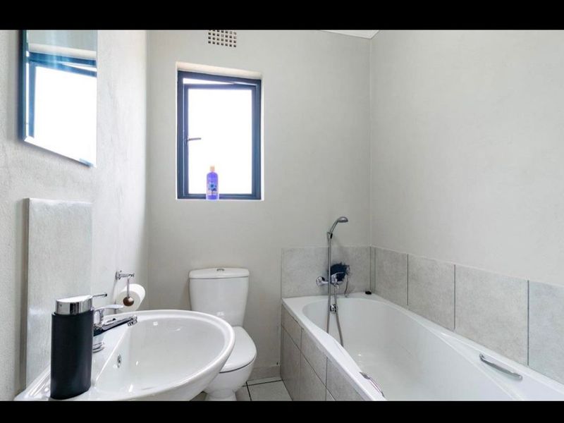 Spacious 3 Bedrooms and 2 bathrooms First Floor Apartment For Sale - Photo 10
