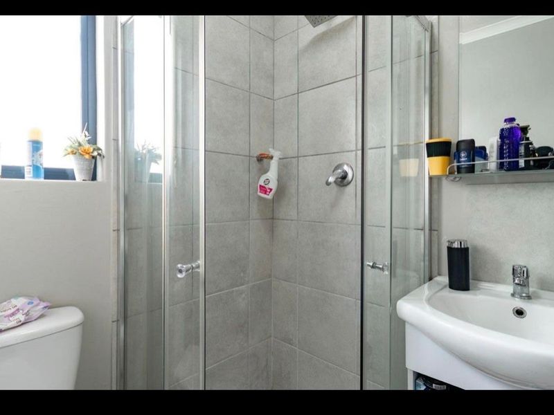 Spacious 3 Bedrooms and 2 bathrooms First Floor Apartment For Sale - Photo 9