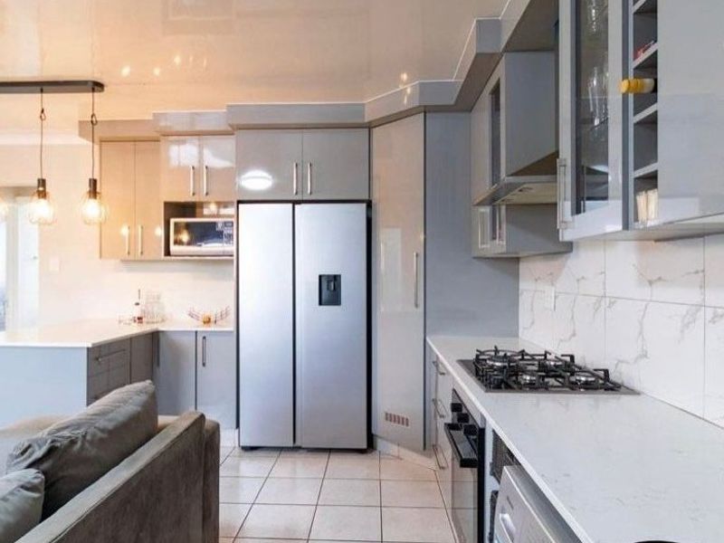 Spacious 3 Bedrooms and 2 bathrooms First Floor Apartment For Sale - Photo 2