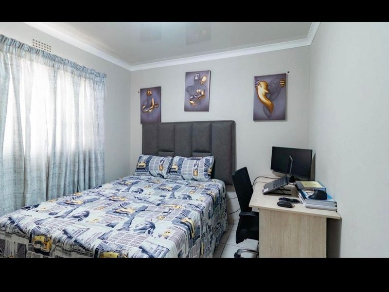 Spacious 3 Bedrooms and 2 bathrooms First Floor Apartment For Sale - Photo 6