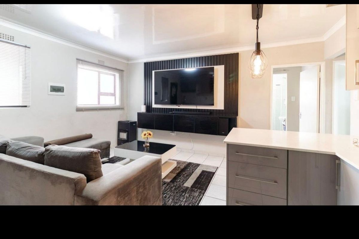 Spacious 3 Bedrooms and 2 bathrooms First Floor Apartment For Sale - Photo 5