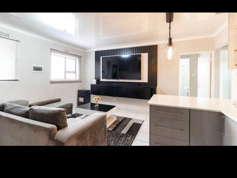 Spacious 3 Bedrooms and 2 bathrooms First Floor Apartment For Sale - Photo 5