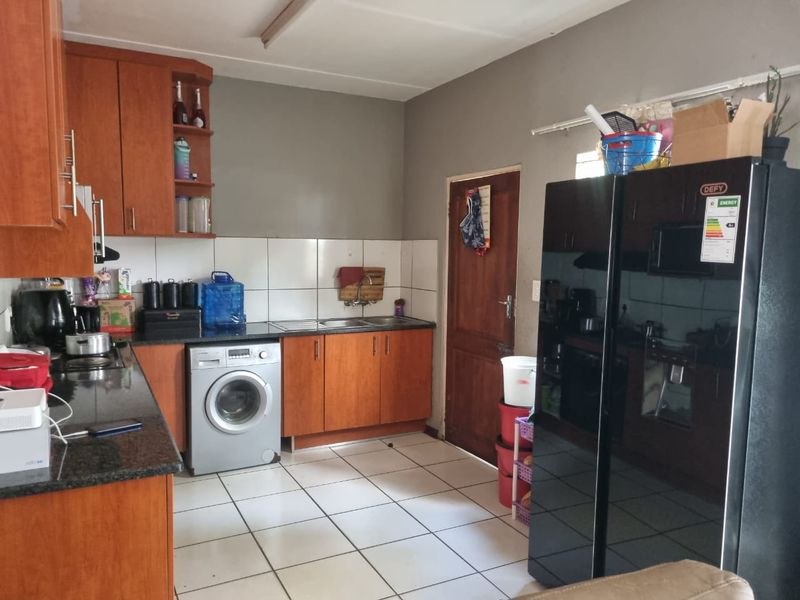 THREE BEDROOM DUPLEX TOWNHOUSE IN MOREGLOED POLOKWANE - Photo 3