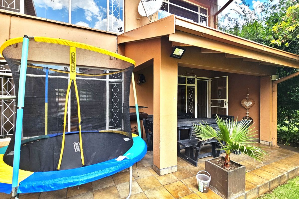 A delightful duplex unit in a well-maintained development. - Photo 5