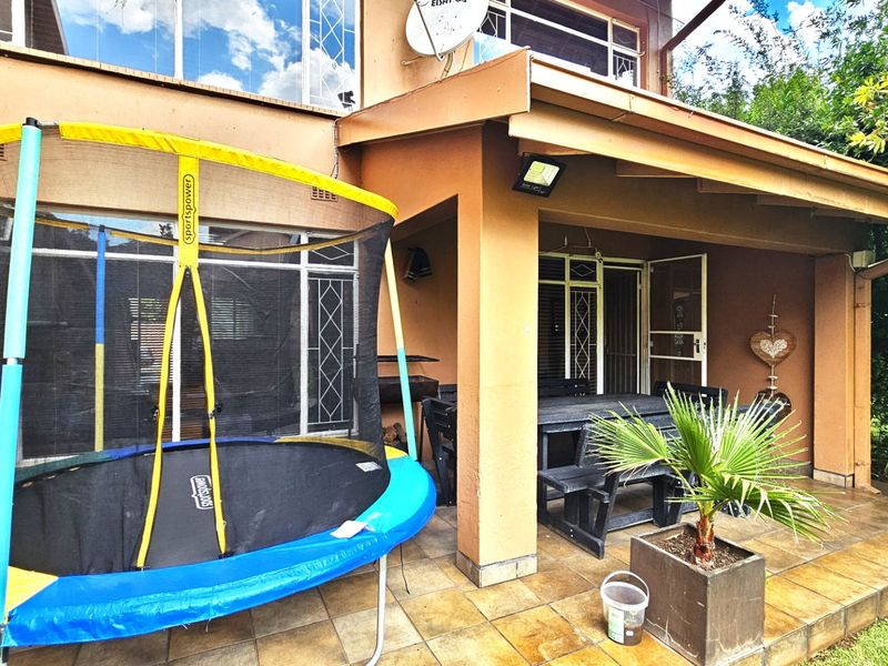 A delightful duplex unit in a well-maintained development. - Photo 5