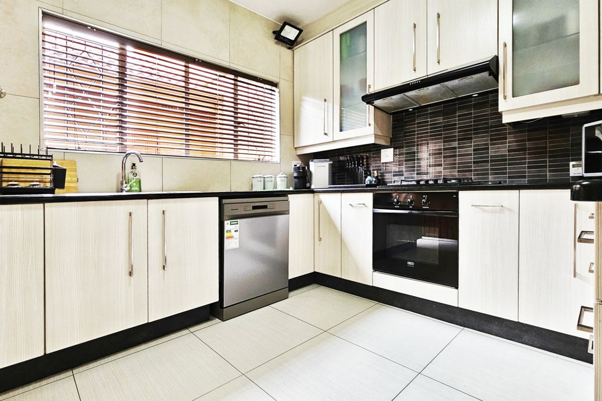 A delightful duplex unit in a well-maintained development. - Photo 2