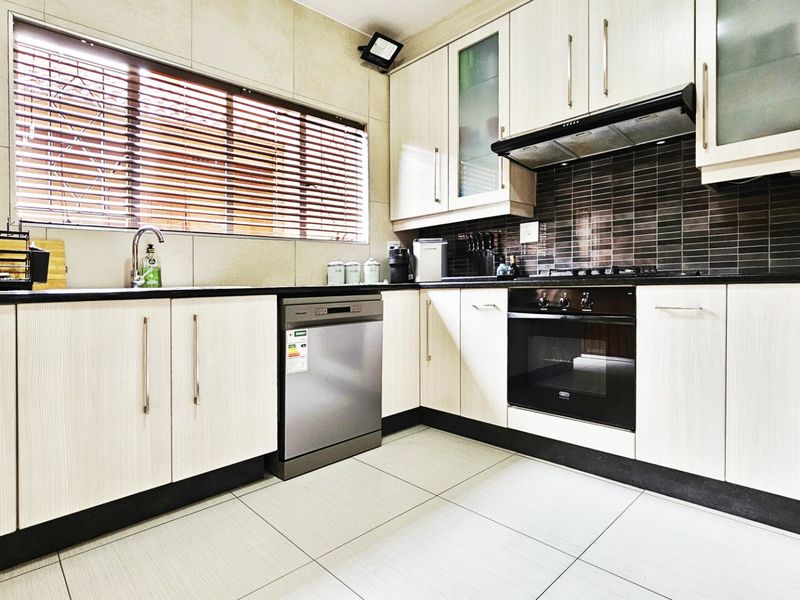 A delightful duplex unit in a well-maintained development. - Photo 2