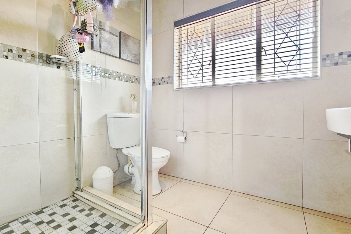 A delightful duplex unit in a well-maintained development. - Photo 3