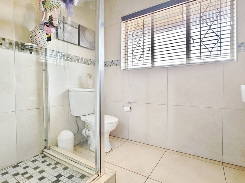 A delightful duplex unit in a well-maintained development. - Photo 3