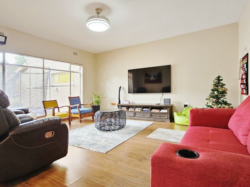 A delightful duplex unit in a well-maintained development. - Photo 9