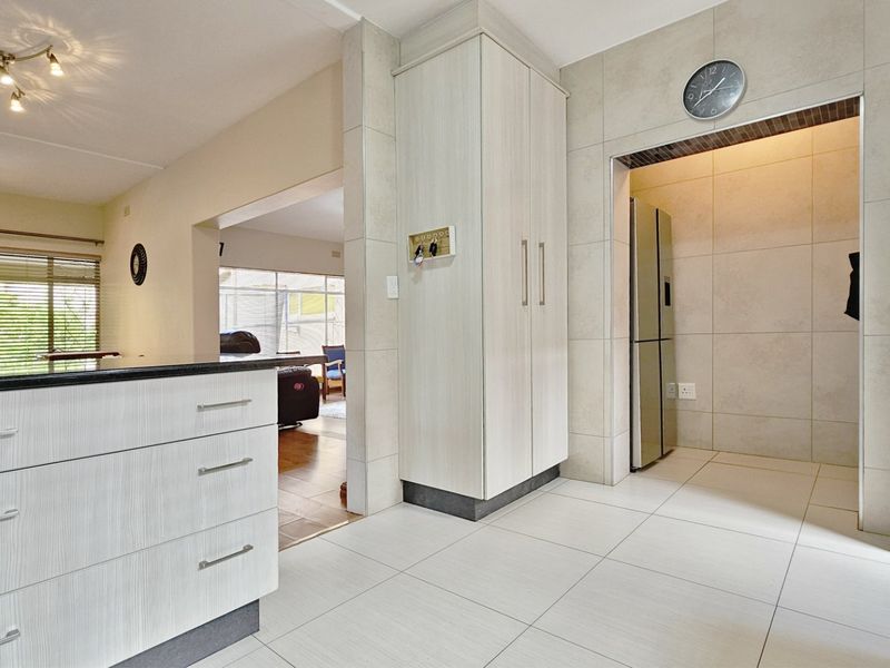 A delightful duplex unit in a well-maintained development. - Photo 7