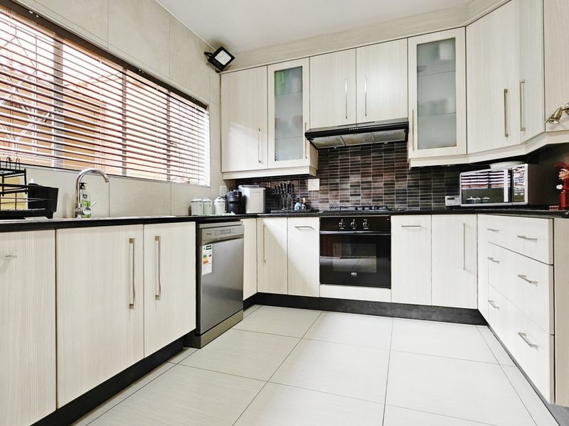 A delightful duplex unit in a well-maintained development. - Photo 6