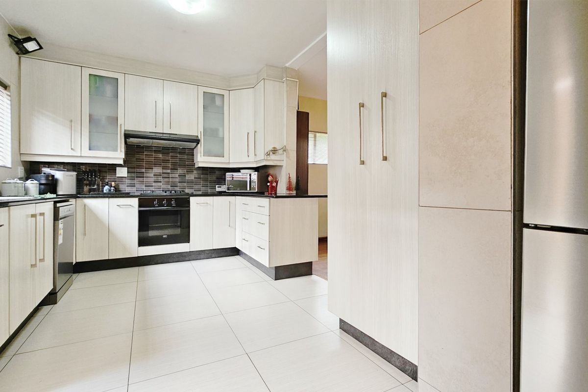 A delightful duplex unit in a well-maintained development. - Photo 4