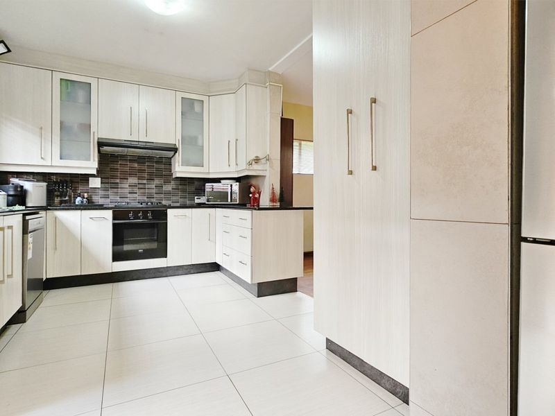 A delightful duplex unit in a well-maintained development. - Photo 4