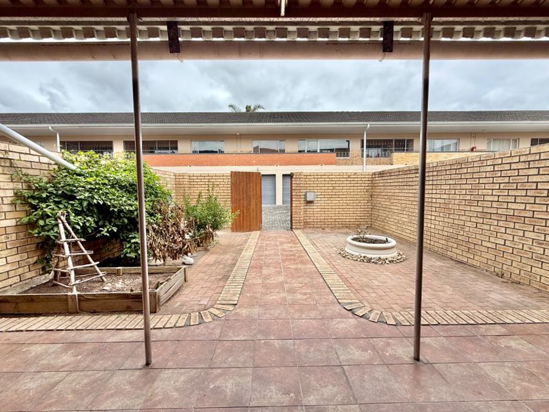 Neat, secure an very spacious  - Photo 6