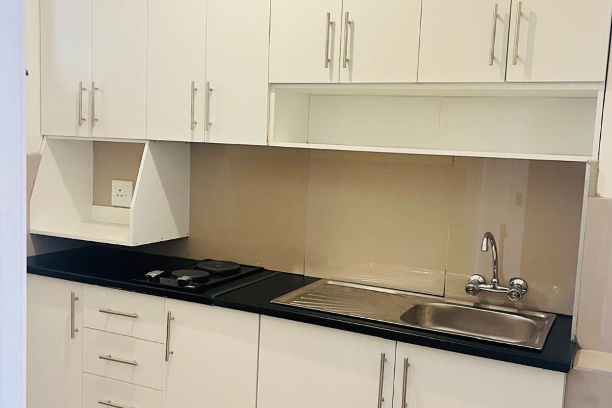 Bachelor apartment to Let in Glenwood - Photo 3