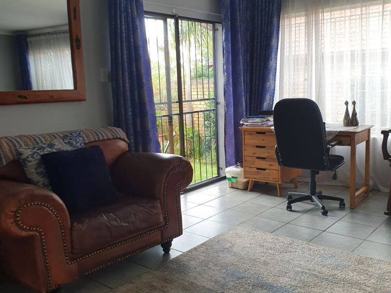 Elegant 3 Bedroom Townhouse in Secure Gated Community - Photo 2