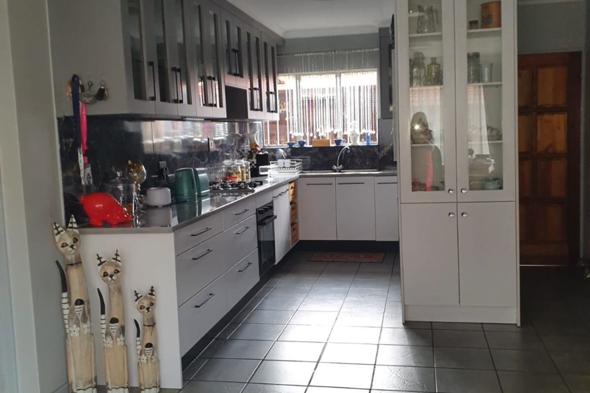 Elegant 3 Bedroom Townhouse in Secure Gated Community - Photo 4