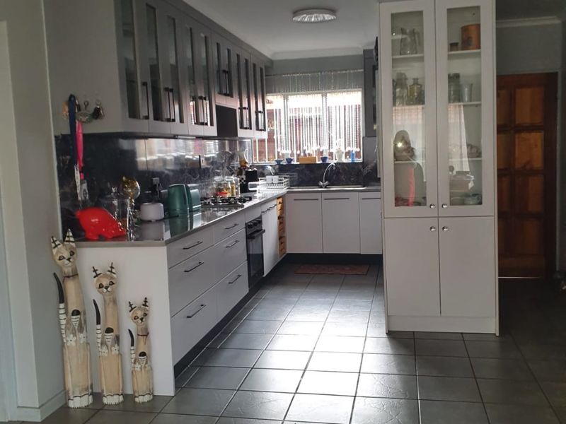 Elegant 3 Bedroom Townhouse in Secure Gated Community - Photo 4