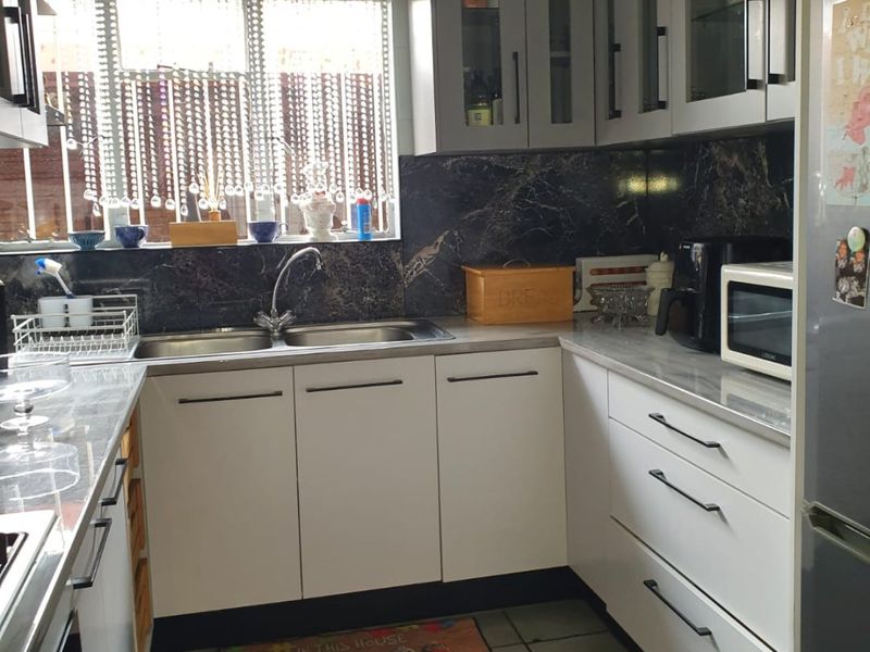 Elegant 3 Bedroom Townhouse in Secure Gated Community - Photo 6