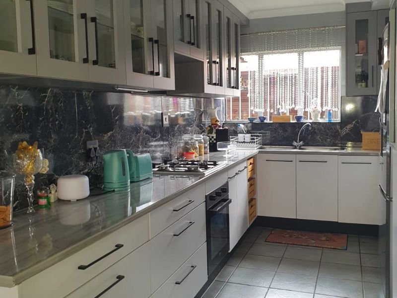 Elegant 3 Bedroom Townhouse in Secure Gated Community - Photo 5