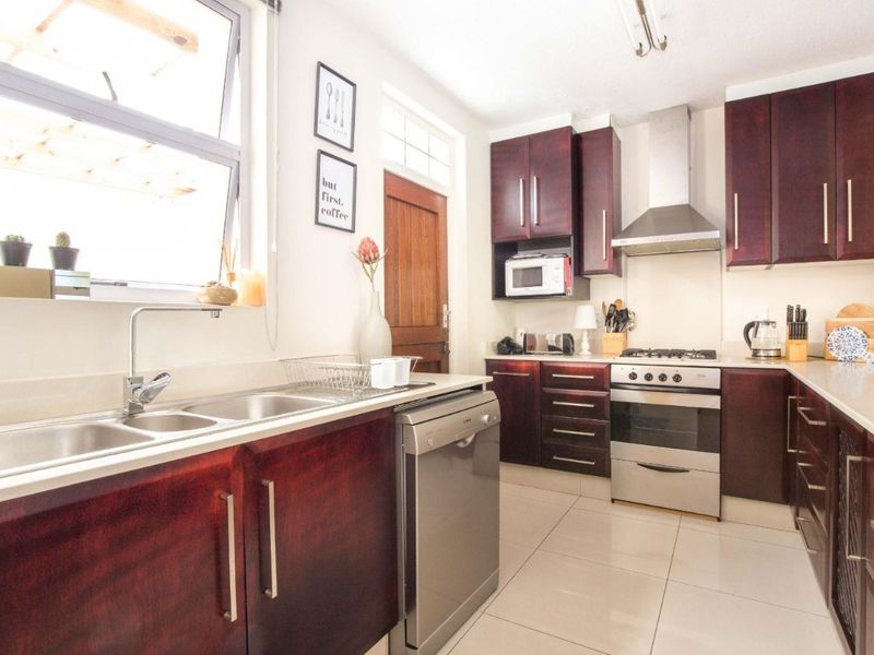 For Sale in Sunningdale, 3 bedroom, pet friendly garden duplex. - Photo 8