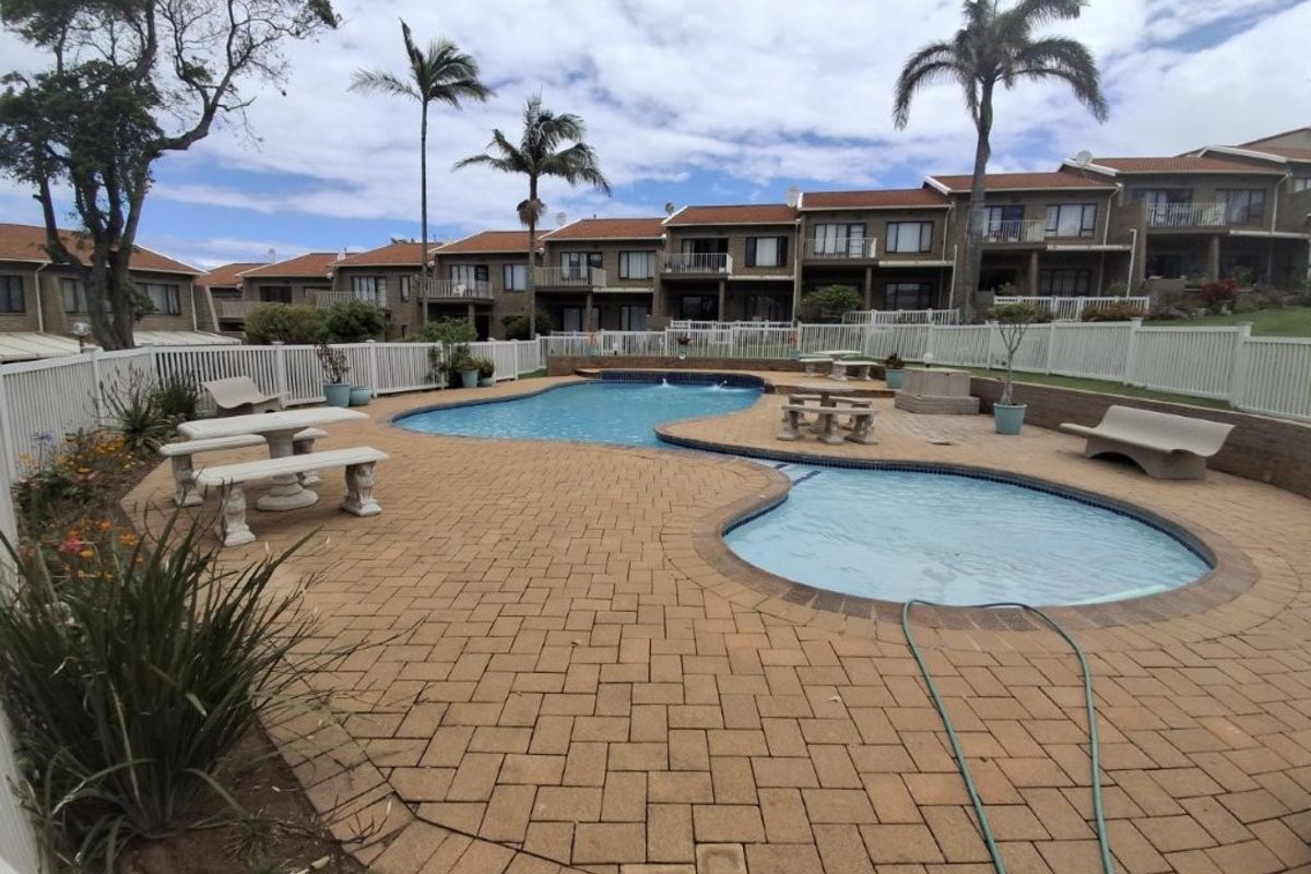 Beautiful Spacious Duplex in a Prime Location, with Upper Ocean Views, one street from the Beach and Walking distance to Shopping amenities. - Photo 3