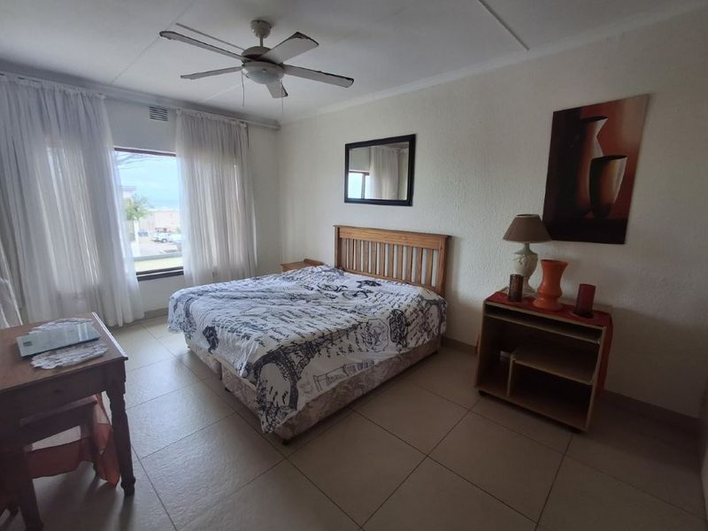 Beautiful Spacious Duplex in a Prime Location, with Upper Ocean Views, one street from the Beach and Walking distance to Shopping amenities. - Photo 8