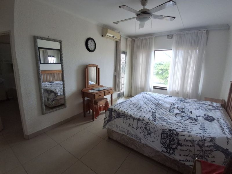 Beautiful Spacious Duplex in a Prime Location, with Upper Ocean Views, one street from the Beach and Walking distance to Shopping amenities. - Photo 9