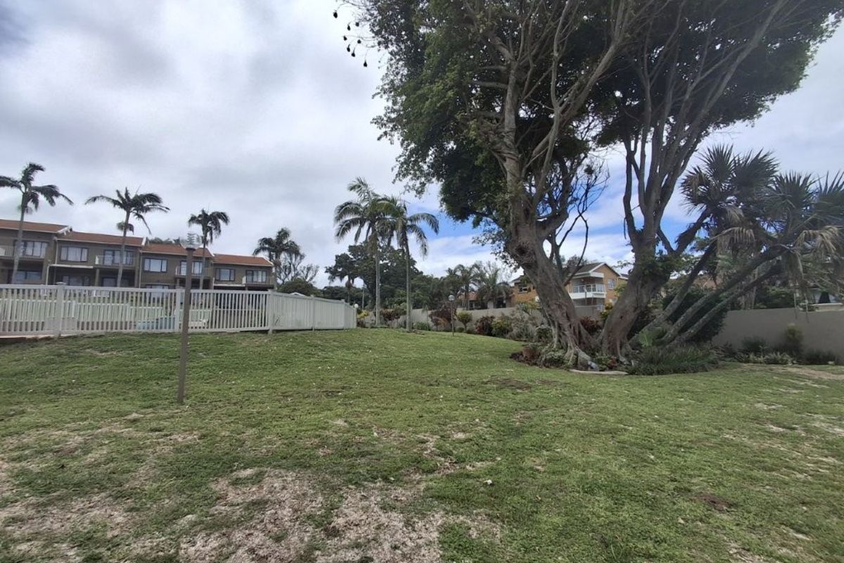 Beautiful Spacious Duplex in a Prime Location, with Upper Ocean Views, one street from the Beach and Walking distance to Shopping amenities. - Photo 4