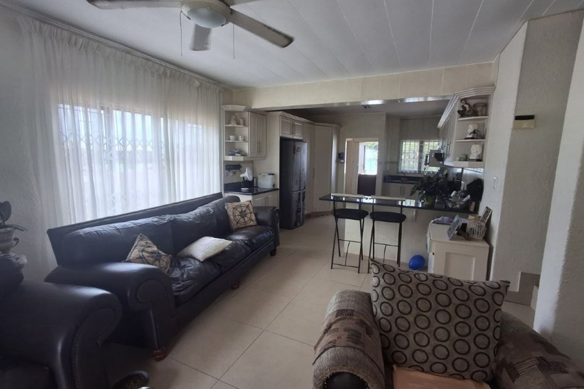 Beautiful Spacious Duplex in a Prime Location, with Upper Ocean Views, one street from the Beach and Walking distance to Shopping amenities. - Photo 5