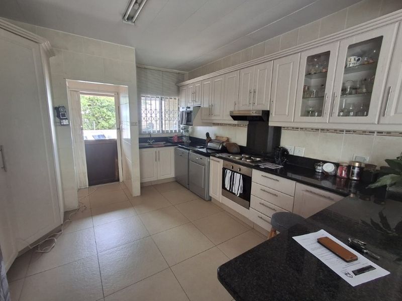 Beautiful Spacious Duplex in a Prime Location, with Upper Ocean Views, one street from the Beach and Walking distance to Shopping amenities. - Photo 6