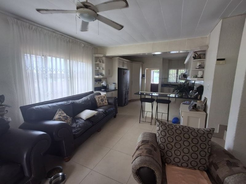 Beautiful Spacious Duplex in a Prime Location, with Upper Ocean Views, one street from the Beach and Walking distance to Shopping amenities. - Photo 5