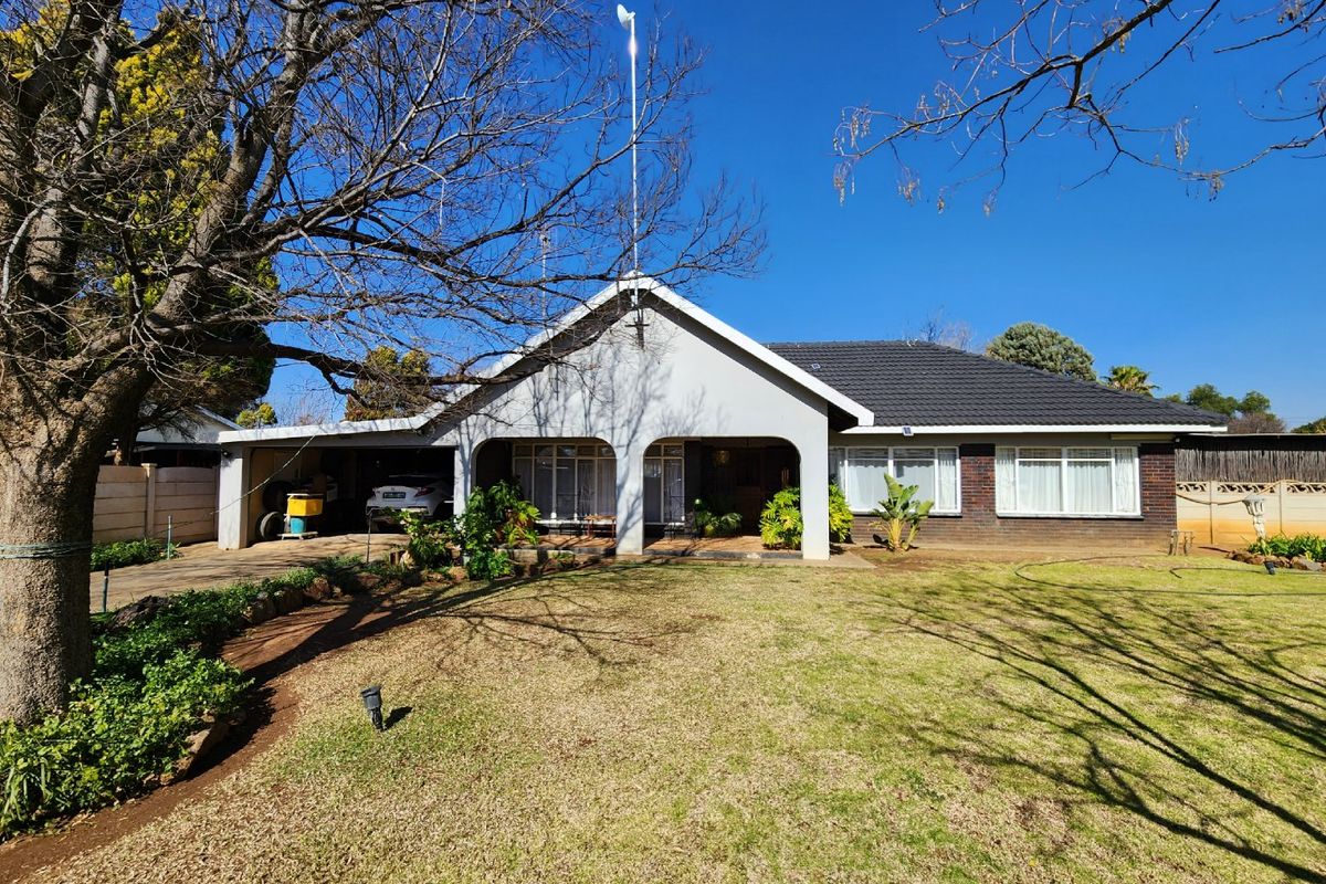 Big Recently Painted Family Home with Borehole - Photo 2