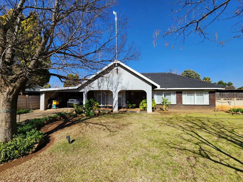 Big Recently Painted Family Home with Borehole - Photo 2