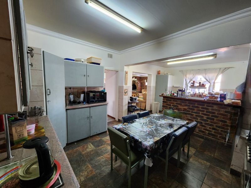 Big Recently Painted Family Home with Borehole - Photo 9