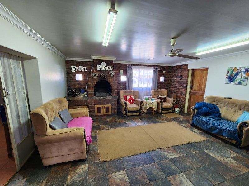 Big Recently Painted Family Home with Borehole - Photo 5