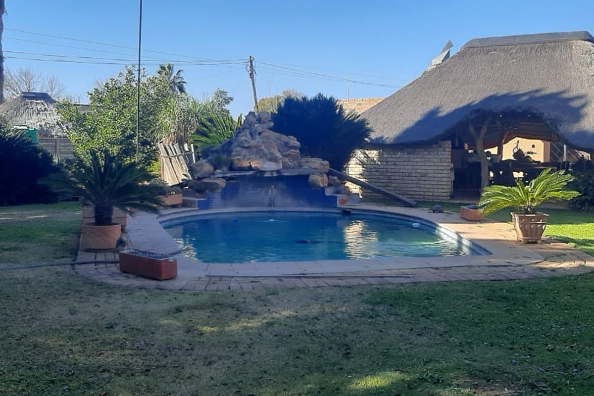 Charming 3-Bedroom Family Home with Flatlet & Pool – Priced to Sell! - Photo 2