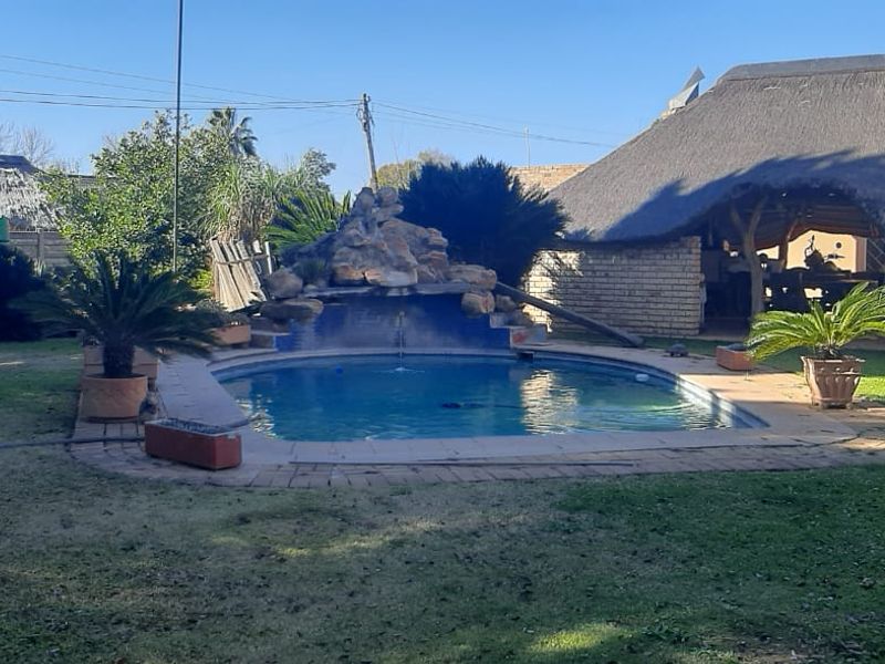 Charming 3-Bedroom Family Home with Flatlet & Pool – Priced to Sell! - Photo 2